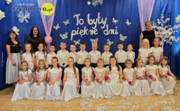 pamiątkowa fotografia dzieci i dorosłych