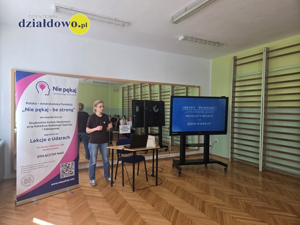 prowadząca spotkanie z młodzieżą w Szkole Podstawowej nr 3 Alexandra Wrońska
