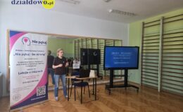prowadząca spotkanie z młodzieżą w Szkole Podstawowej nr 3  Alexandra Wrońska