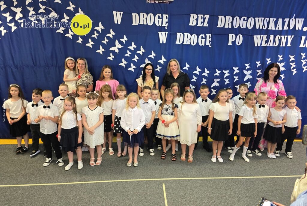 pamiątkowe zdjęcie przedszkolaków z grupy "Krasnale" wraz paniami