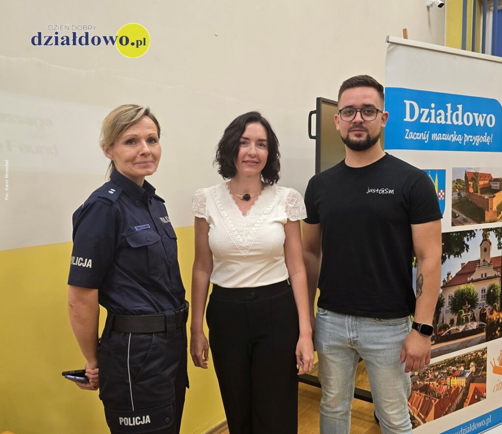 trójka prelegentów w sali CKU w Działdowie podczas spotkania dla seniorów „Zagrożenia w sieci. Jak bezpiecznie korzystać z Internetu, telefonu i codziennych usług?