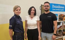 trójka prelegentów w sali CKU w Działdowie podczas spotkania dla seniorów „Zagrożenia w sieci. Jak bezpiecznie korzystać z Internetu, telefonu i codziennych usług?