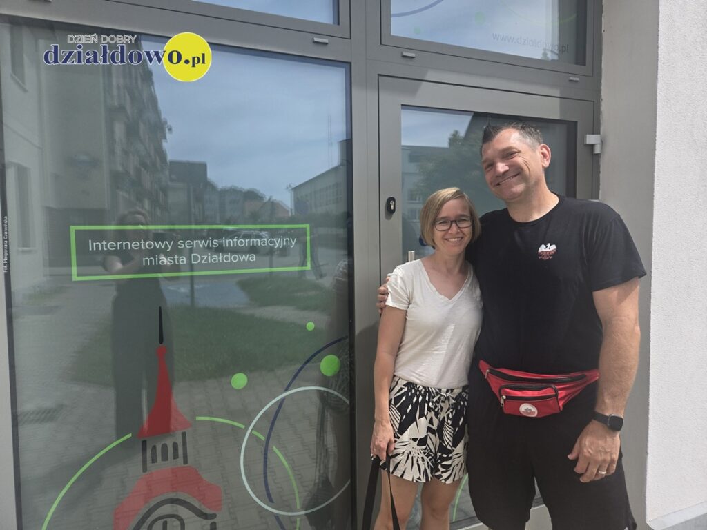 Małgosia i Danny Clarke przed wejściem do Redakcji Dzień Dobry Działdowo.pl