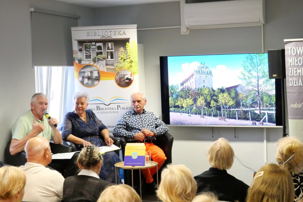 autorzy książki „Działdowo – miasto inspiracji”, Marian Andrzej Odachowski, Elżbieta Szczepkowska, Jan Andrzej Walasek podczas spotkania w Miejskiej Bibliotece Publicznej w Działdowie