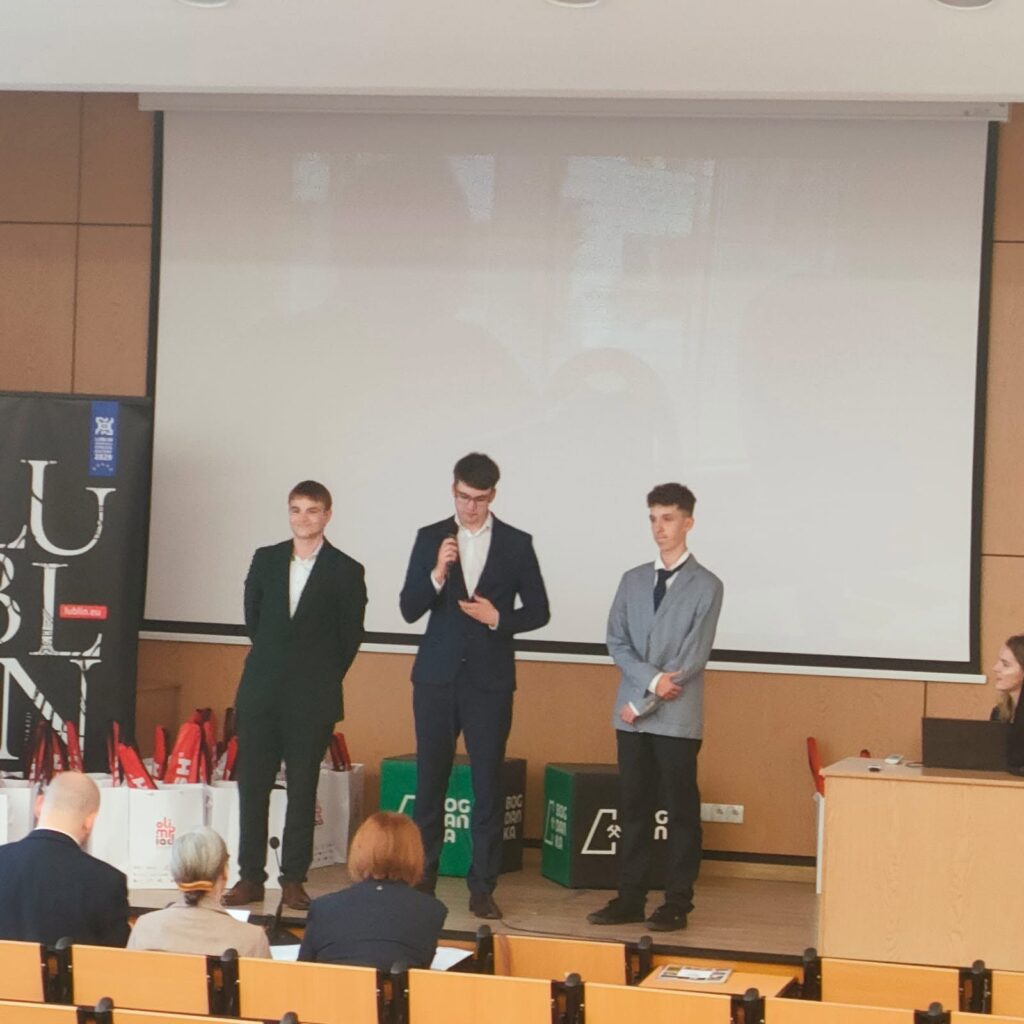 drużyna reprezentująca województwo warmińsko-mazurskie Aleksander Kołakowski, Sebastian Knigawka z Elbląga i Michał Obrębski z Olsztyna