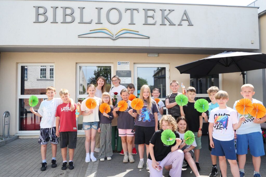 pamiątkowa fotografia uczestników DKK przy SP nr 1 w Działdowie z paniami Aleksandrą Cybulską i Katarzyną Piórek /archiwum biblioteki