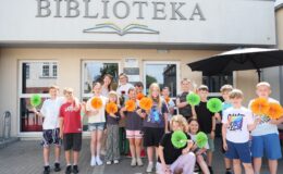 pamiątkowa fotografia uczestników DKK przy SP nr 1 w Działdowie z paniami Aleksandrą Cybulską i Katarzyną Piórek /archiwum biblioteki