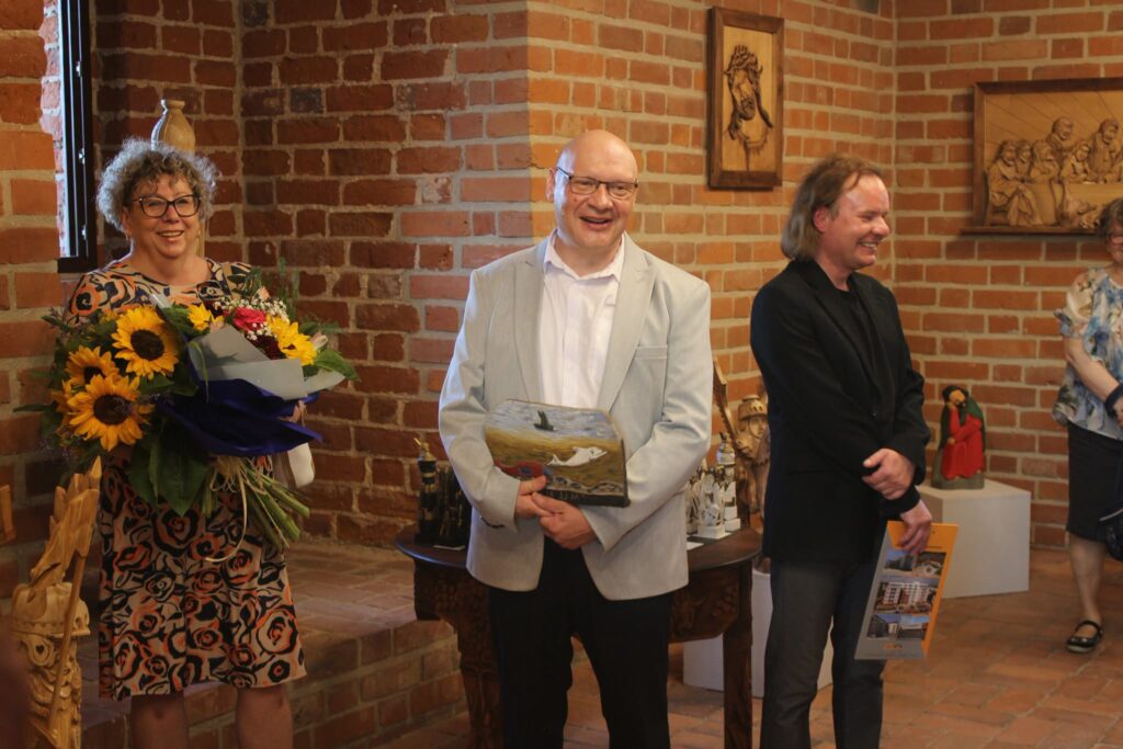 kobieta i dwóch mężczyzn podczas wernisażu w "Galerii Akwarium", od lewej pani Kasia, Krzysztof Adam Krajewski i Radosław Wiśniewski