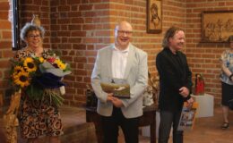 kobieta i dwóch mężczyzn podczas wernisażu w "Galerii Akwarium", od lewej pani Kasia, Krzysztof Adam Krajewski i Radosław Wiśniewski