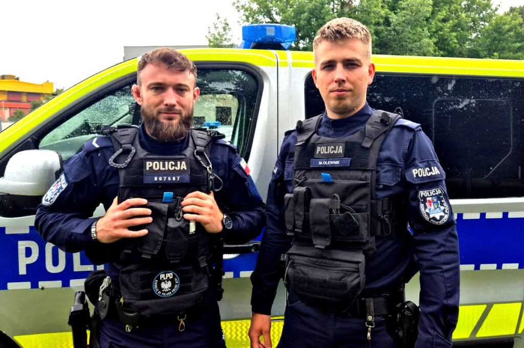 głównym policjanci sierż. Michał Juszczyk i sierż. Marcin Olewnik z KPP w Działdowie na tle policyjnego radiowozu / fot. policja