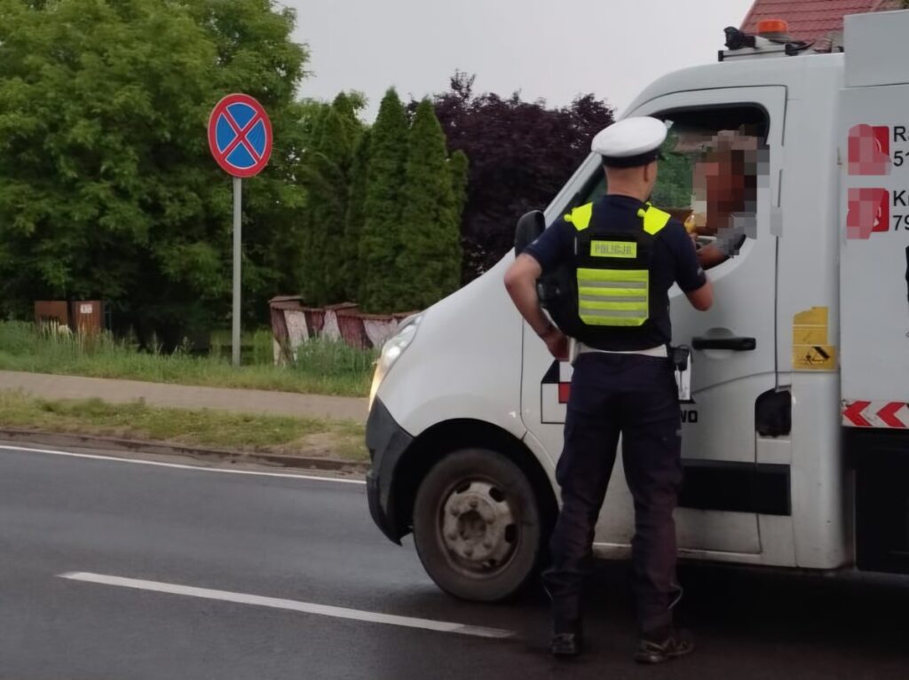 policjant badający trzeźwość kierowcy /fot. policja