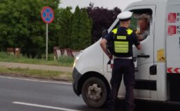 policjant badający trzeźwość kierowcy /fot. policja