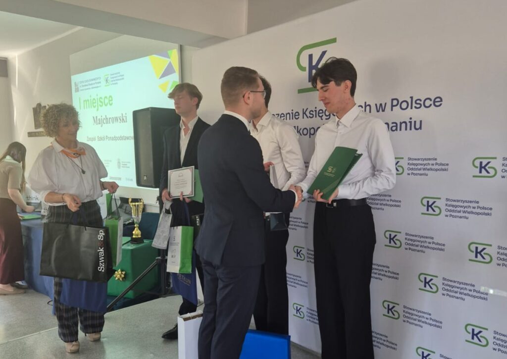 uczeń Marcin Bedra odbiera gratulacje / fot. archiwum szkoły