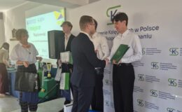 uczeń Marcin Bedra odbiera gratulacje / fot. archiwum szkoły