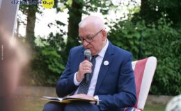 Burmistrz czytał dzieciom książkę z okazji akcji „Tata też czyta”