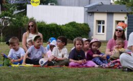 Burmistrz czytał dzieciom książkę z okazji akcji „Tata też czyta”