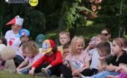 Burmistrz czytał dzieciom książkę z okazji akcji „Tata też czyta”