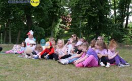 Burmistrz czytał dzieciom książkę z okazji akcji „Tata też czyta”