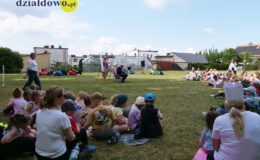 Burmistrz czytał dzieciom książkę z okazji akcji „Tata też czyta”