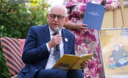 Burmistrz czytał dzieciom książkę z okazji akcji „Tata też czyta”