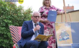 Burmistrz czytał dzieciom książkę z okazji akcji „Tata też czyta”