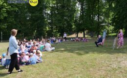 Burmistrz czytał dzieciom książkę z okazji akcji „Tata też czyta”
