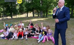 Burmistrz czytał dzieciom książkę z okazji akcji „Tata też czyta”