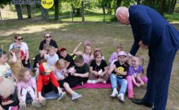 Burmistrz czytał dzieciom książkę z okazji akcji „Tata też czyta”