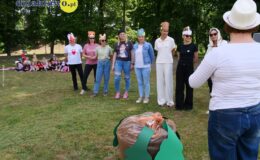 Burmistrz czytał dzieciom książkę z okazji akcji „Tata też czyta”