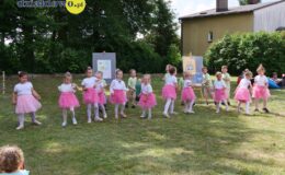 Burmistrz czytał dzieciom książkę z okazji akcji „Tata też czyta”