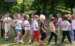 Burmistrz czytał dzieciom książkę z okazji akcji „Tata też czyta”