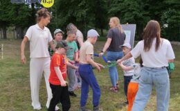 Burmistrz czytał dzieciom książkę z okazji akcji „Tata też czyta”