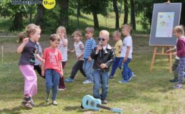 Burmistrz czytał dzieciom książkę z okazji akcji „Tata też czyta”