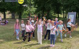 Burmistrz czytał dzieciom książkę z okazji akcji „Tata też czyta”