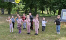 Burmistrz czytał dzieciom książkę z okazji akcji „Tata też czyta”