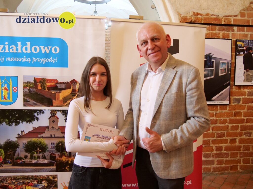 zwyciężczyni konkursu Zofia Nadolska i burmistrz Działdowa Grzegorz Mrowiński