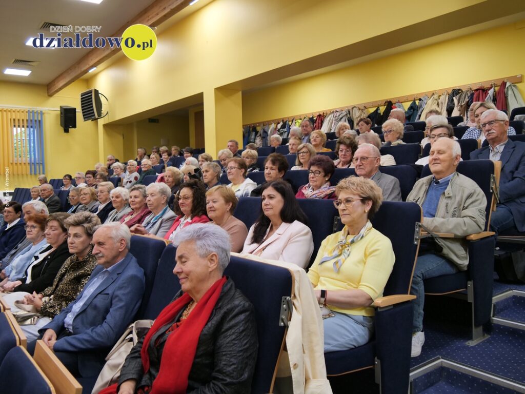 seniorzy-studenci w auli CKU w Działdowie podczas zakończenia roku akademickiego 2025/26 Uniwersytetu Trzeciego Wieku