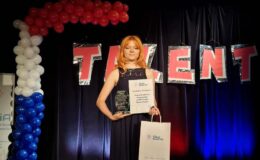 Zuzanna Szpakowska na scenie z dyplomem i statuetką Grand Prix