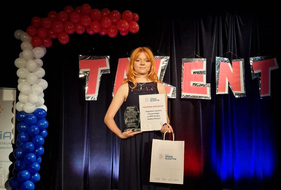 Zuzanna Szpakowska na scenie z dyplomem i statuetką Grand Prix