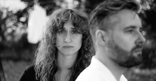 głównym kadr z teledysku do utworu "Po prosty bądź" (cover Maanamu) w którym zaśpiewali i wystąpili Natalia Świniarska i Daniel Chodyna / fot. Kard z teledysku