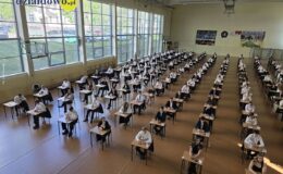 maturzyści z Zespołu Szkół nr 1 w Działdowie siedzą chwilę przez rozpoczęciem tegorocznego egzaminu maturalnego