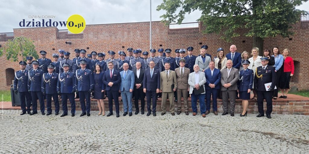 stoją policjantki i policjantki podczas uroczystości Święta Policji w Działdowie na dziedzińcu zamkowym