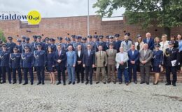 stoją policjantki i policjantki podczas uroczystości Święta Policji w Działdowie na dziedzińcu zamkowym