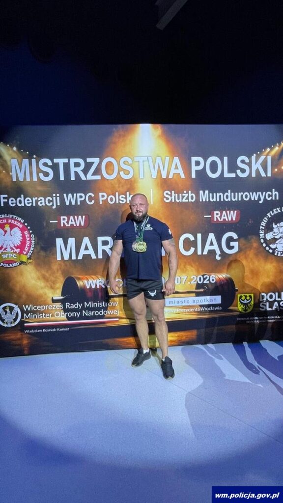 st. asp. Cezary Urbaniak z dwoma medalami zdobytymi na Mistrzostwach we Wrocławiu