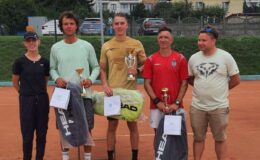 od prawej Łukasz Reguła, Sebastian Rogalski, Adma Chocholski, Michał Głogowski i Martyna Konarzewska / fot. archiwum Działdowskie Towarzystwo Tenisowe