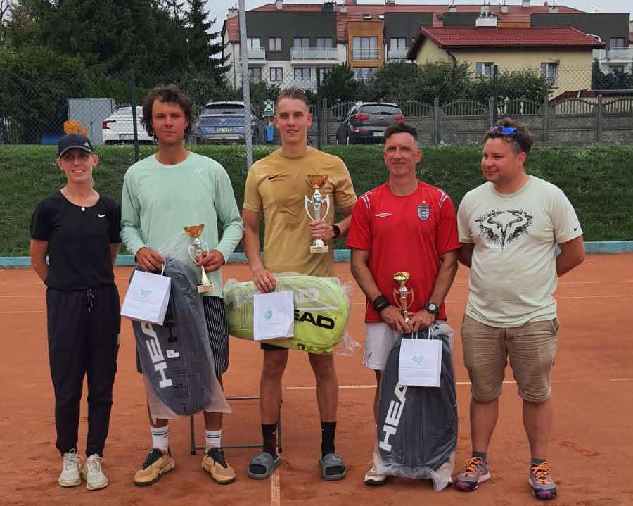 od prawej Łukasz Reguła, Sebastian Rogalski, Adma Chocholski, Michał Głogowski i Martyna Konarzewska / fot. archiwum Działdowskie Towarzystwo Tenisowe