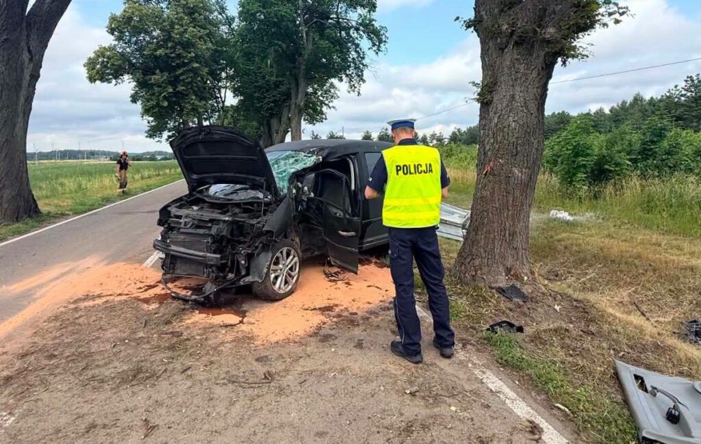 policjant i rozbite auto na trasie Działdowo-Burkat / fot policja