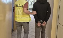 policjant prowadzi podejrzanego mężczyznę /fot. policja
