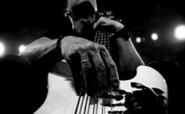Patryk Szymański z gitarą