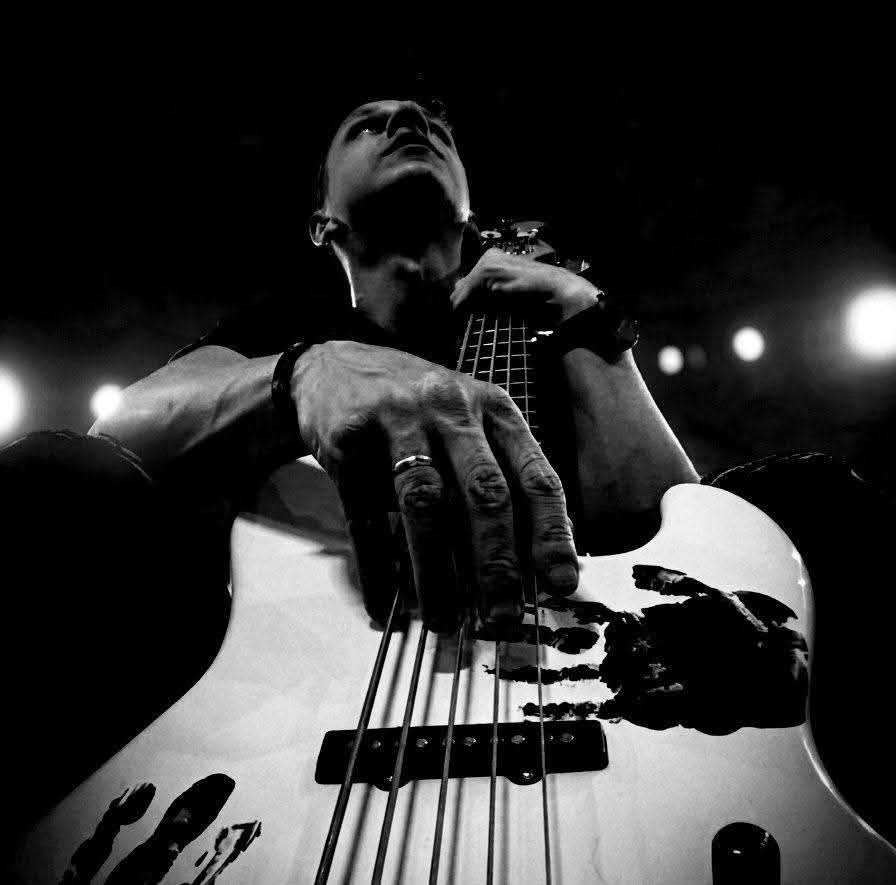 Patryk Szymański z gitarą